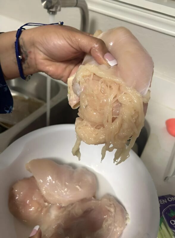Néhány héttel ezelőtt egy anya a gyermekeinek készítette a vacsorát, amikor a hús tisztítása után egy sokkoló felfedezést tett, ami megdöbbentette és tanácstalanul hagyta.