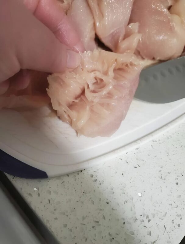 Néhány héttel ezelőtt egy anya a gyermekeinek készítette a vacsorát, amikor a hús tisztítása után egy sokkoló felfedezést tett, ami megdöbbentette és tanácstalanul hagyta.