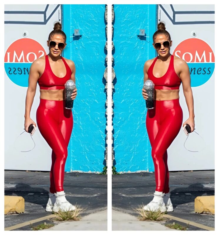 54 évesen Jennifer Lopez még soha nem volt ennyire reflektorfényben, lenyűgözve a világ közönségét páratlan tehetségével, lélegzetelállító szépségével és energikus jelenlétével, örök ikonná válva.