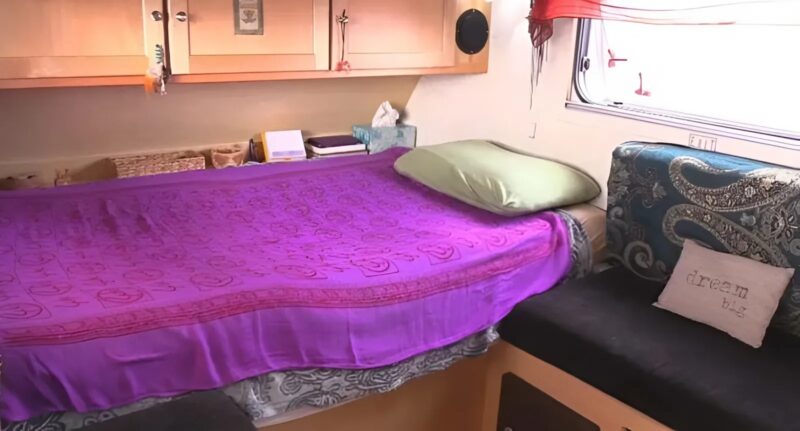 Nyugdíjazása után egy nő egy kis, könnycsepp alakú lakókocsiban él, amely mindent tartalmaz, amire szüksége van. Ez a menedéke, egy nyugodt hely, ahol a egyszerűséget és függetlenséget éli meg. Video