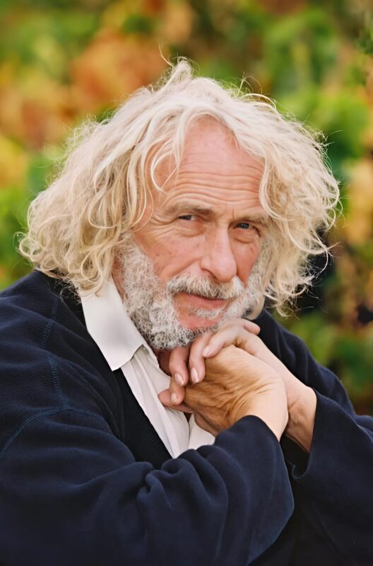 Pierre Richard, 90 éves, és felesége, a brazil modell Seila Lacerda, 60, boldog fényképet osztottak meg a medencénél. A 30 éves korkülönbség ellenére szerelmük erős és inspiráló.