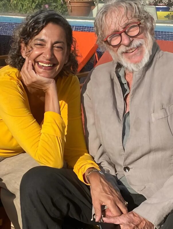 Pierre Richard, 90 éves, és felesége, a brazil modell Seila Lacerda, 60, boldog fényképet osztottak meg a medencénél. A 30 éves korkülönbség ellenére szerelmük erős és inspiráló.