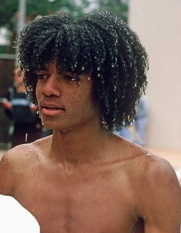 Ő az új Michael Jackson? Blanket Jackson döbbenetes hasonlósága apjával lázba hozta a rajongókat! Mély tekintete és titokzatos kisugárzása mintha az ikonikus popsztárt idézné meg.