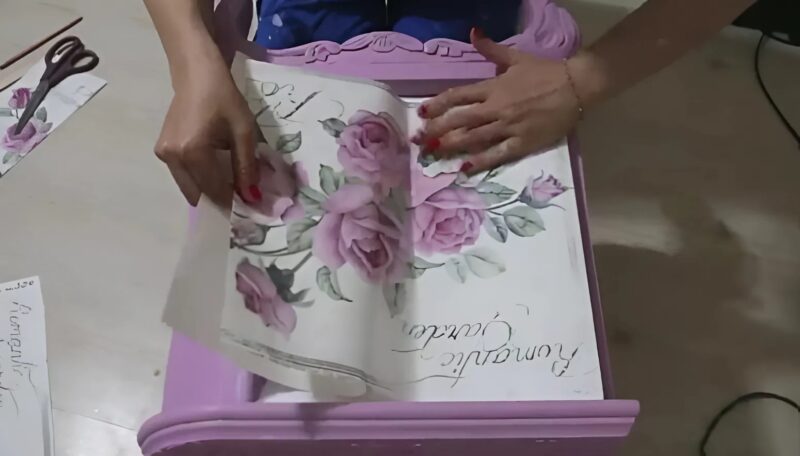 Egy régi fiókos szekrény, amelyet a szemét közelében találtak, lenyűgöző mesterművé változott a gondos felújításnak köszönhetően. Az elhagyott tárgy művészeti remekművé vált.