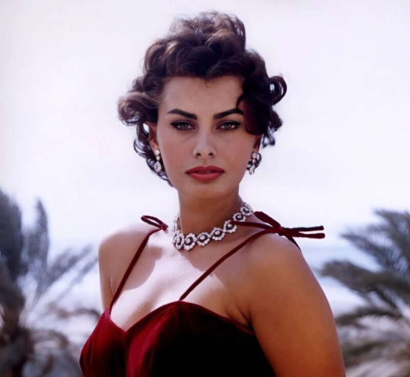 Sophia Loren megöregedett, de továbbra is időtlen legenda. Bár teste változott, eleganciája és bája tovább ragyog. Az évek csak mélyítettek szépségén.