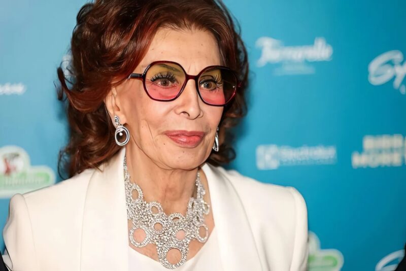 Sophia Loren megöregedett, de továbbra is időtlen legenda. Bár teste változott, eleganciája és bája tovább ragyog. Az évek csak mélyítettek szépségén.