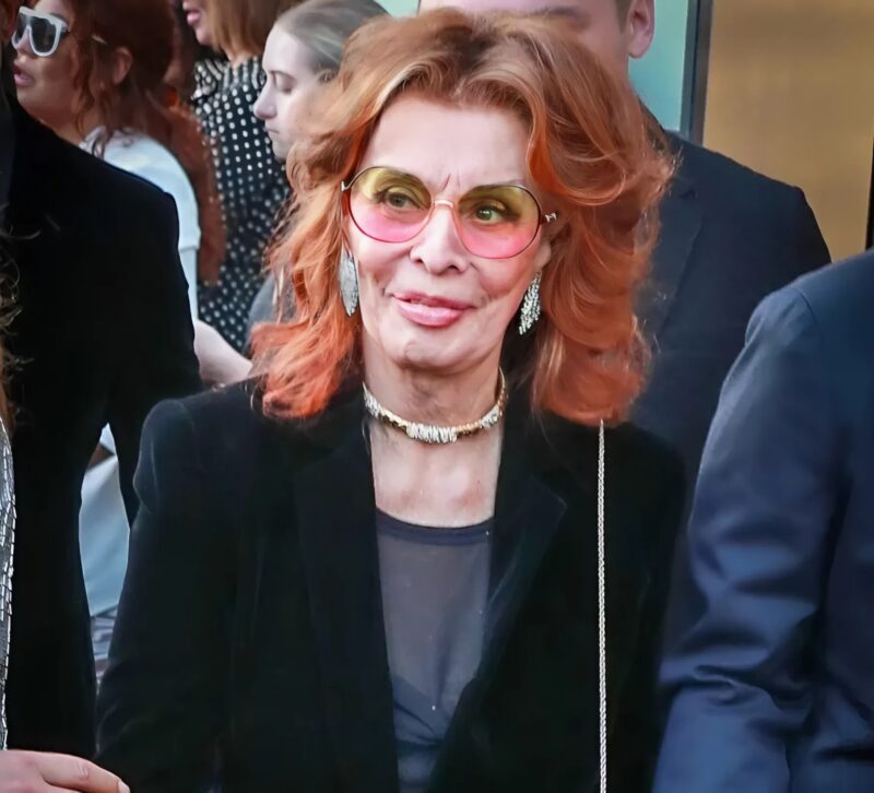 Sophia Loren megöregedett, de továbbra is időtlen legenda. Bár teste változott, eleganciája és bája tovább ragyog. Az évek csak mélyítettek szépségén.