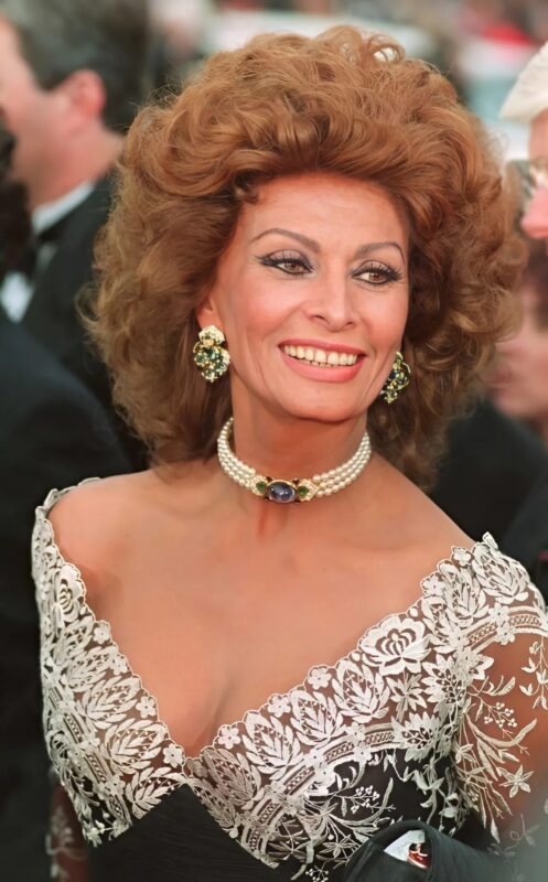 Sophia Loren megöregedett, de továbbra is időtlen legenda. Bár teste változott, eleganciája és bája tovább ragyog. Az évek csak mélyítettek szépségén.