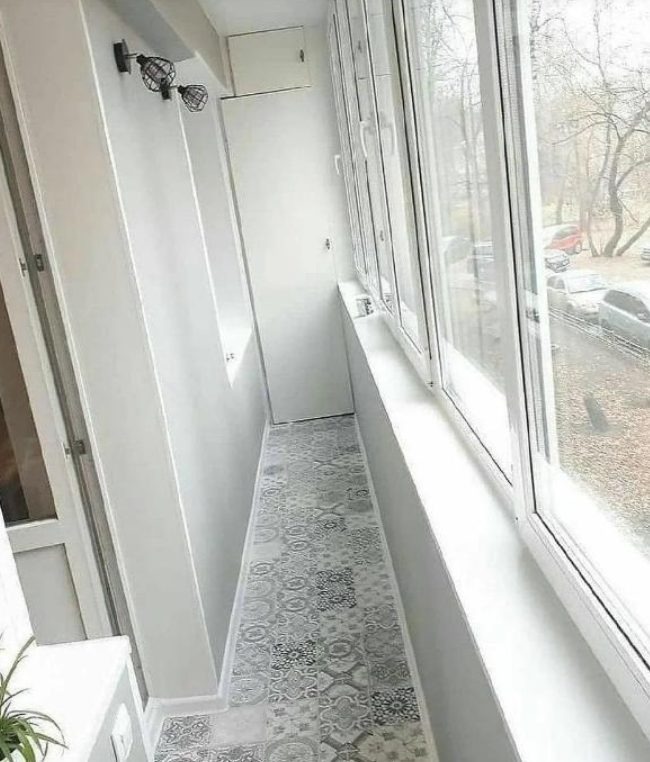 Ez a család a balkonjukat egy kényelmes pihenősarokká alakította. A kényelmes bútorok, lágy fények és növények tökéletes helyet biztosítanak a pihenéshez. 🌿🌟