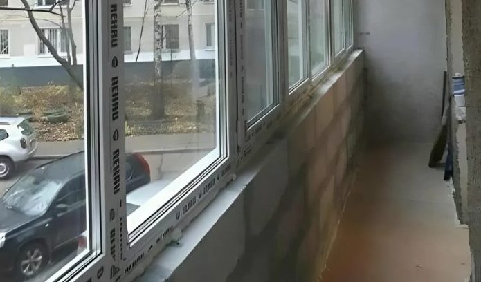 Ez a család a balkonjukat egy kényelmes pihenősarokká alakította. A kényelmes bútorok, lágy fények és növények tökéletes helyet biztosítanak a pihenéshez. 🌿🌟