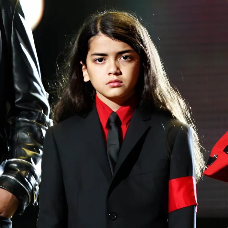 Ő az új Michael Jackson? Blanket Jackson döbbenetes hasonlósága apjával lázba hozta a rajongókat! Mély tekintete és titokzatos kisugárzása mintha az ikonikus popsztárt idézné meg.