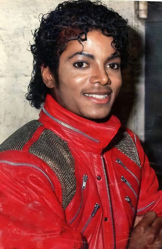 Ő az új Michael Jackson? Blanket Jackson döbbenetes hasonlósága apjával lázba hozta a rajongókat! Mély tekintete és titokzatos kisugárzása mintha az ikonikus popsztárt idézné meg.