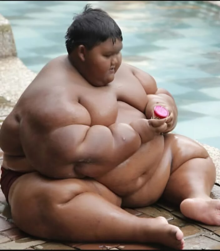 10 évesen már 190 kg-ot nyomott! Ő volt a legnehezebb gyermek, de megváltoztatta az életét, és lenyűgözte a világot hihetetlen átalakulásával! 🌟