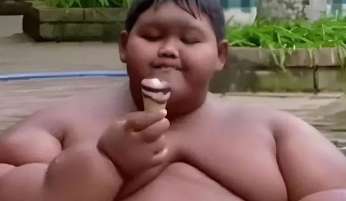 10 évesen már 190 kg-ot nyomott! Ő volt a legnehezebb gyermek, de megváltoztatta az életét, és lenyűgözte a világot hihetetlen átalakulásával! 🌟