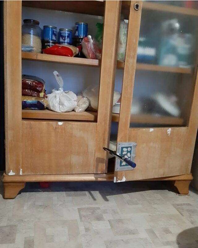Ez a szekrény tűzifának volt szánva, de nem hagytam! Kreativitással és elszántsággal új életet adtam neki, és gyönyörű bútordarabbá változtattam. Most büszkén áll, egy történetet mesélve az újjászületésről.