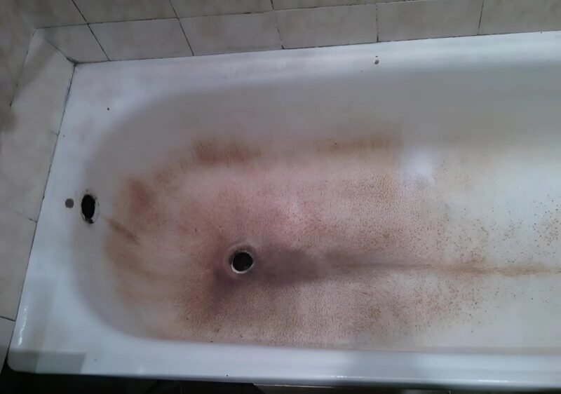 Egy régi, rozsdás fürdőkád a szeméttelepre készült, de mi megláttuk benne a lehetőséget. Kreativitással és munkával lenyűgöző bútordarabbá alakítottuk, amelyet most mindenki szeretne az otthonában – az upcycling varázsa!