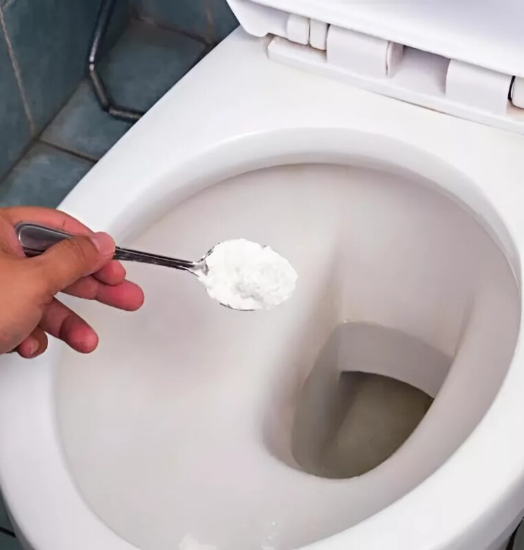 Csak néhány perc alatt elkészíthető házi keverékkel a WC tisztítása és a vízkő eltávolítása gyerekjáték. Az eredmény lenyűgöző lesz!
