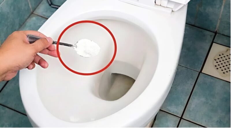 Csak néhány perc alatt elkészíthető házi keverékkel a WC tisztítása és a vízkő eltávolítása gyerekjáték. Az eredmény lenyűgöző lesz!