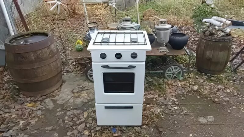 Ime, mire képes a kreativitás! Egy férfi átalakítja régi kályháját valami lenyűgözővé, és mindenkit ámulatba ejt az eredmény. Igazi mestermunka!