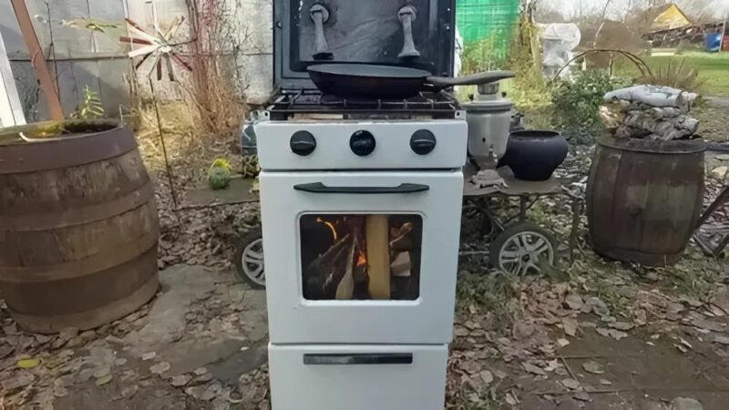 Ime, mire képes a kreativitás! Egy férfi átalakítja régi kályháját valami lenyűgözővé, és mindenkit ámulatba ejt az eredmény. Igazi mestermunka!