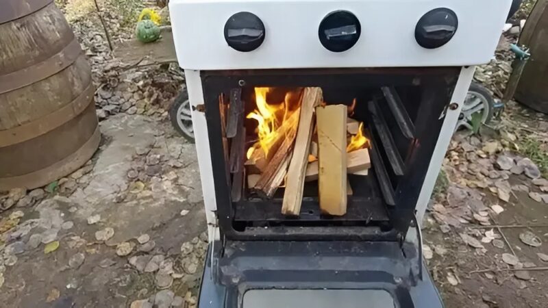 Ime, mire képes a kreativitás! Egy férfi átalakítja régi kályháját valami lenyűgözővé, és mindenkit ámulatba ejt az eredmény. Igazi mestermunka!