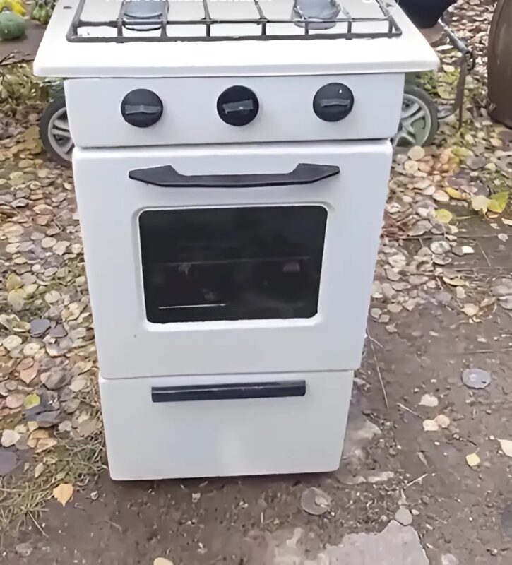 Ime, mire képes a kreativitás! Egy férfi átalakítja régi kályháját valami lenyűgözővé, és mindenkit ámulatba ejt az eredmény. Igazi mestermunka!
