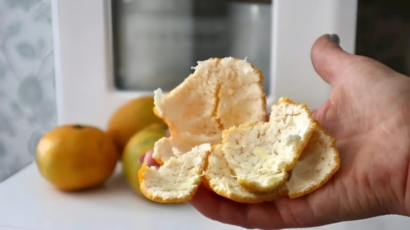 Ne dobja ki a mandarin héját! Ezek az illatos maradékok természetes légfrissítővé, tisztítószerré vagy pihentető fürdőadalékká alakíthatók. Használja újra őket, hogy citrusos frissességet vigyen otthonába.
