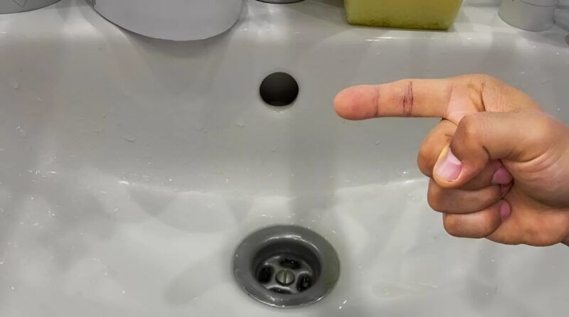 Gondolkodtál már azon a kis lyukon a mosogató pereme alatt? Nem véletlen: megakadályozza a túlcsordulást. Ha figyelmen kívül hagyod, duguláshoz vagy vízkárhoz vezethet. Tartsd tisztán!