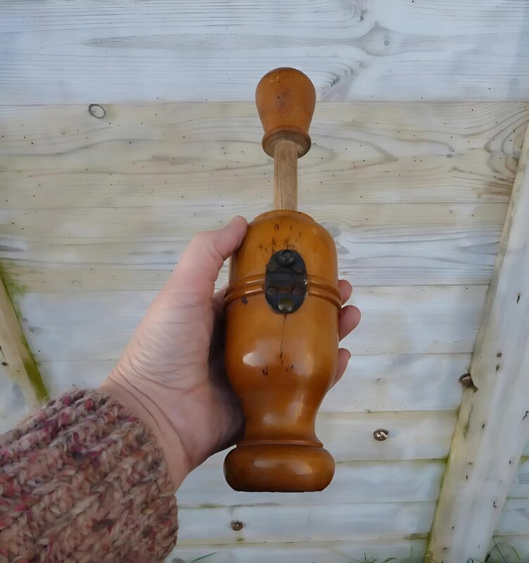 Nagypapám régi házát rendezgetve egy különös fa tárgyra bukkantam. Mi lehet a célja? Egy régi szerszám, vagy talán valami személyesebb dolog?