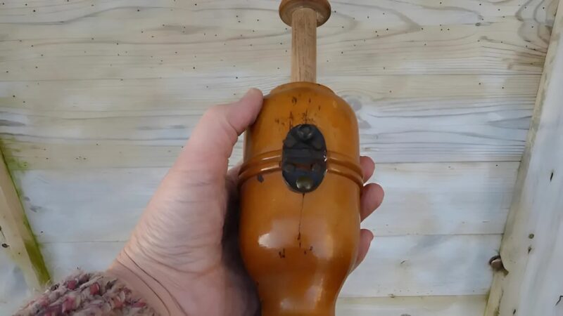Nagypapám régi házát rendezgetve egy különös fa tárgyra bukkantam. Mi lehet a célja? Egy régi szerszám, vagy talán valami személyesebb dolog?