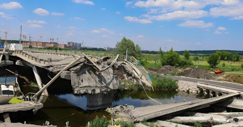 Szomorú kedd: egy híd összeomlik, és egy pillanat alatt több tucat életet vesz el. A város megdermed, gyászba borul, miközben a családok válaszokat keresnek a romok között.