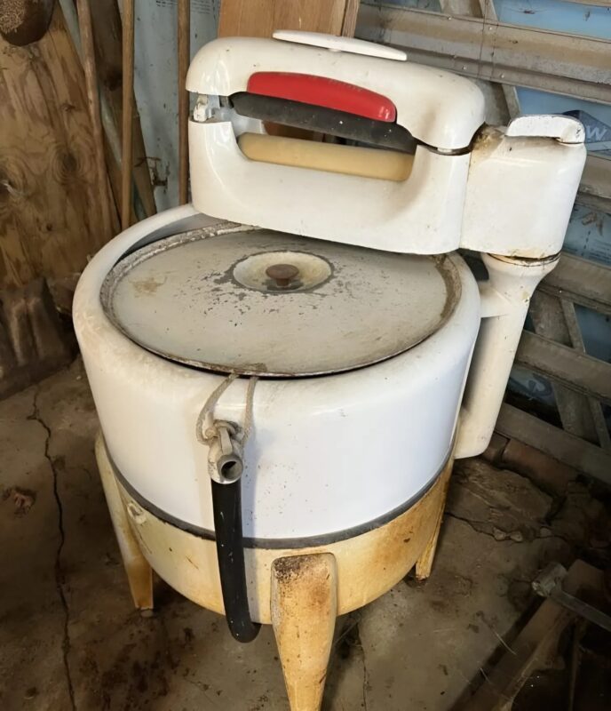 A padlás takarítása közben egy titokzatos tárgyra bukkantam a poros dobozok alatt. Ősinek tűnt, mintha rég elfeledett történeteket súgott volna. Azonnal elöntött a kíváncsiság!