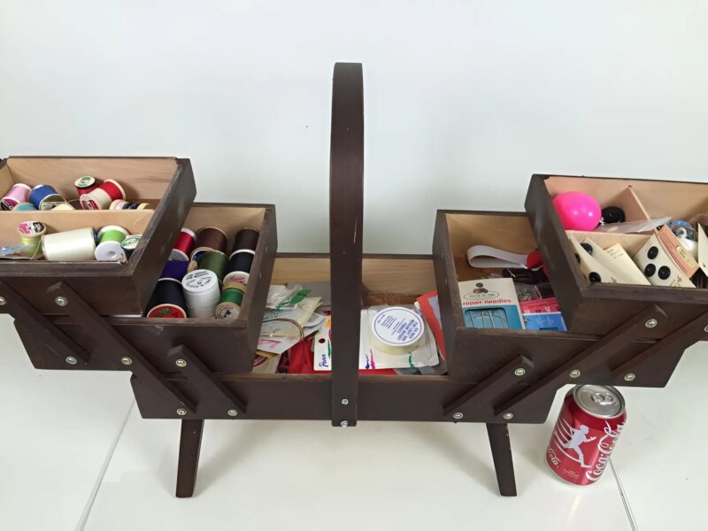 Most, amikor a fiókokra nézek, már nem csak régi tárgyakat látok. 🧵📦 Bennük van a múlt lelke – nevetés 😂, könnyek 😢, álmok 🌙. Minden kis rekesz egy történetet őriz 📜, egy örökséget 🕊️. Ez nem csak bútor, hanem szeretettel teli kincsesláda 💎💖. A régi dolgok ma is életre kelnek bennünk. 🕰️✨