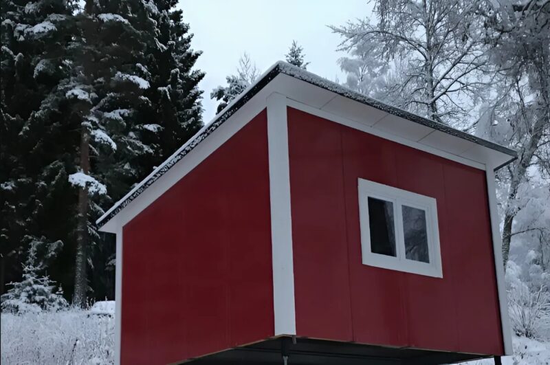 Egy nő egy apró házban él, amelyet az exférje épített. Ahelyett, hogy bánkódna, élvezi a kis teret és a pénzügyi szabadságot. Minden sarok emlékeket őriz, mégis szereti az új, egyszerű életét.