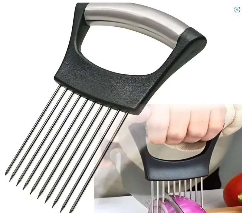 Egy konyhai eszközökkel teli zsákban találtam egy turkálóban. Régi spatulák és merőkanalak között lapult, mintha elfelejtették volna. Vajon ki használta korábban? Milyen ételeket készítettek vele?