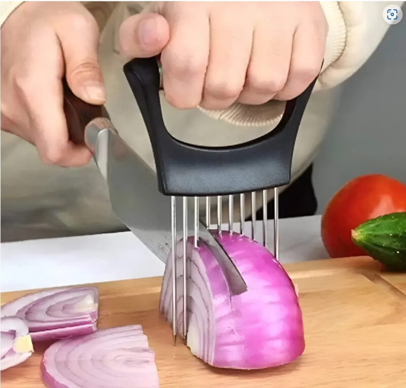 Egy konyhai eszközökkel teli zsákban találtam egy turkálóban. Régi spatulák és merőkanalak között lapult, mintha elfelejtették volna. Vajon ki használta korábban? Milyen ételeket készítettek vele?