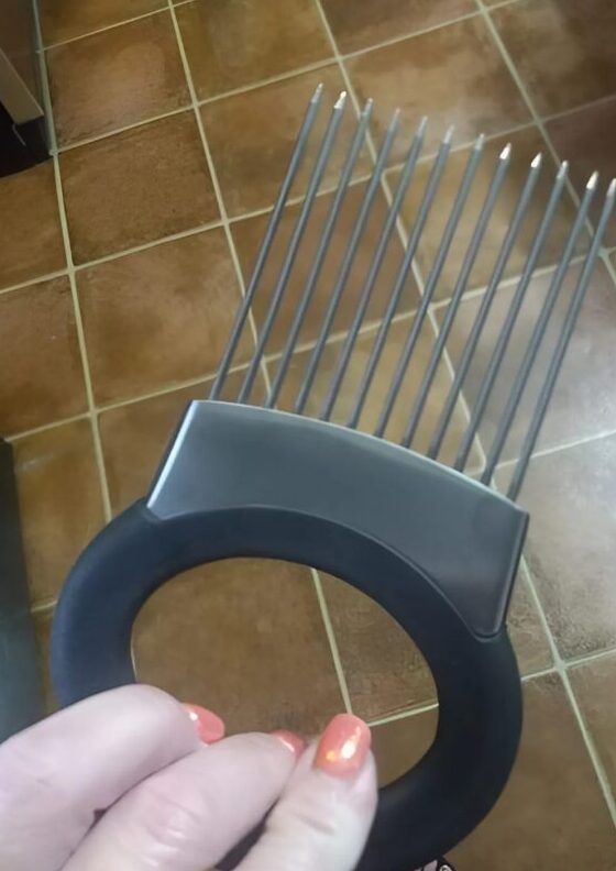 Egy konyhai eszközökkel teli zsákban találtam egy turkálóban. Régi spatulák és merőkanalak között lapult, mintha elfelejtették volna. Vajon ki használta korábban? Milyen ételeket készítettek vele?