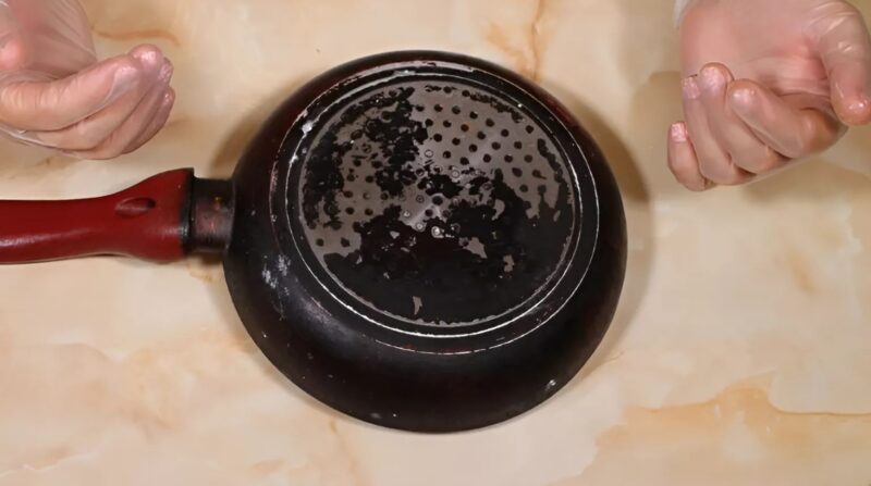 Töröld meg az ujjaddal, és a korom eltűnik! Hogyan tisztítsuk meg a serpenyőt a koromtól és zsírtól olcsó szerekkel
