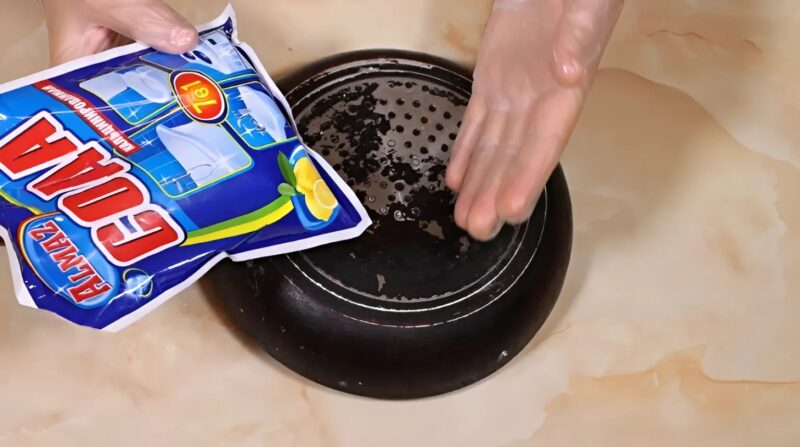 Töröld meg az ujjaddal, és a korom eltűnik! Hogyan tisztítsuk meg a serpenyőt a koromtól és zsírtól olcsó szerekkel