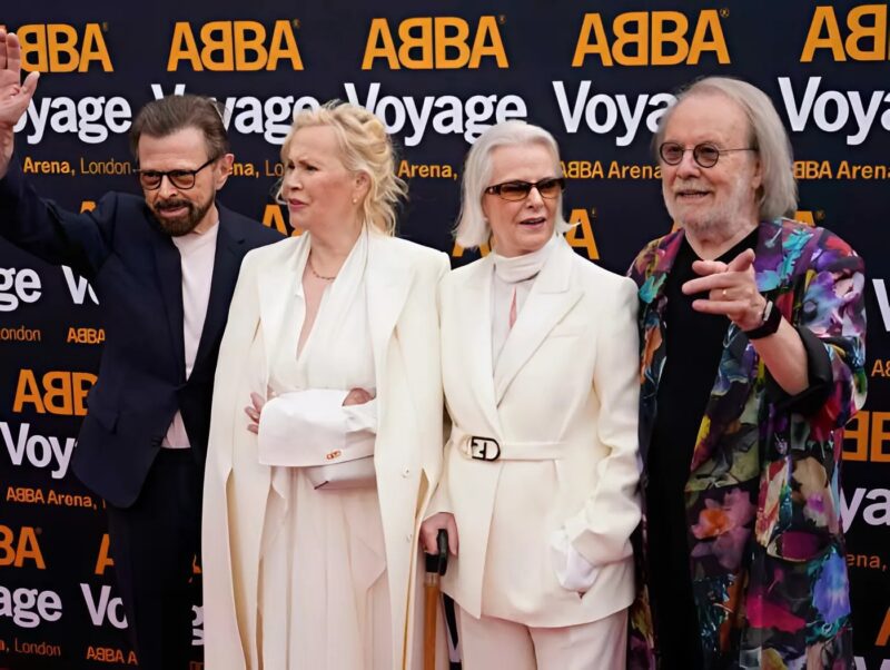 36 év után az ABBA teljes létszámban ismét együtt jelent meg a színpadon, felpezsdítve a rajongók világát. Ez az esemény új fényt ad a legendás zenekar örökségének!