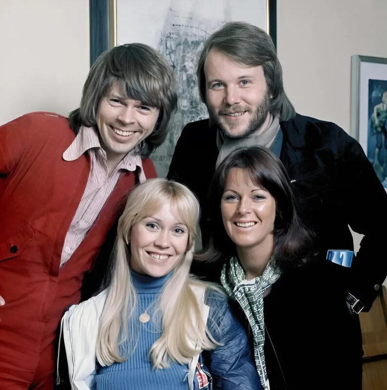 36 év után az ABBA teljes létszámban ismét együtt jelent meg a színpadon, felpezsdítve a rajongók világát. Ez az esemény új fényt ad a legendás zenekar örökségének!