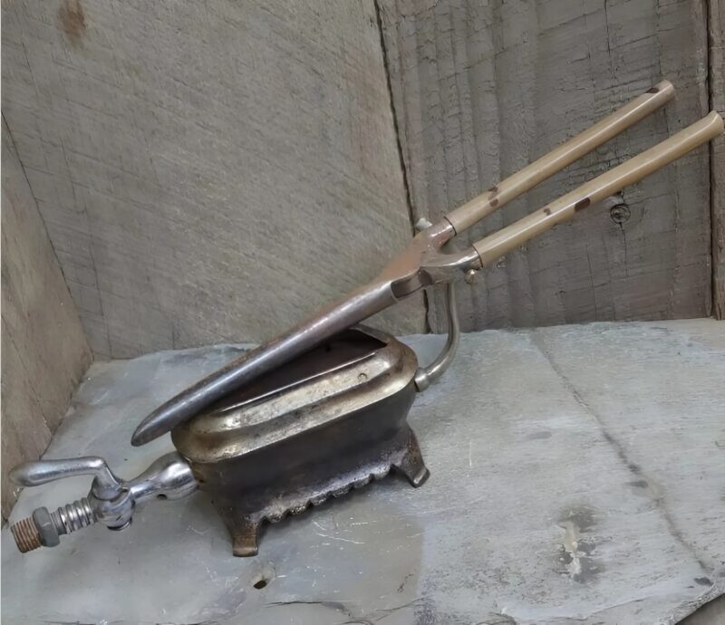 Ez a régi fémtárgy titokban emelte meg a nők frizuráit. Elrejtve a hajban, eleganciát és méltóságot sugárzott. Hihetetlen, mennyit számított ez a kis holmi!