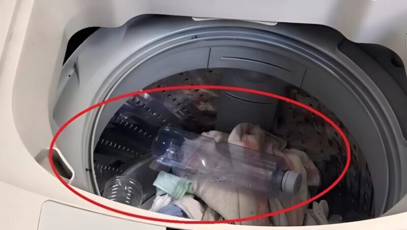 Ezért tesz a nagymamám műanyag palackot a mosógépbe: egy régi, zseniális trükk! Egyetlen mozdulat, ami tisztább ruhákat és kíméltebb anyagokat eredményez.