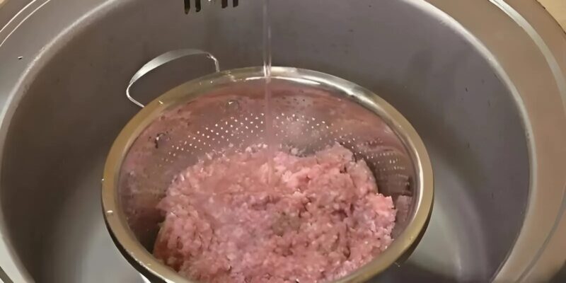 Az anyósom megmosta a darált húst főzés előtt! Teljesen ledöbbentem, amikor megtudtam az okát. Kiderült, hogy ez egy régi szokás az egészség megőrzésére.