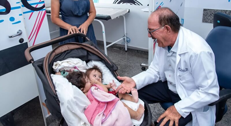 Brazíliában egyéves összenőtt ikerlányokat választottak szét — íme, így néznek ki most.