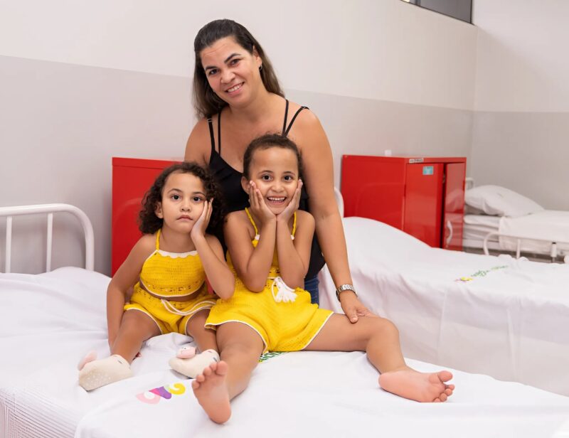 Brazíliában egyéves összenőtt ikerlányokat választottak szét — íme, így néznek ki most.