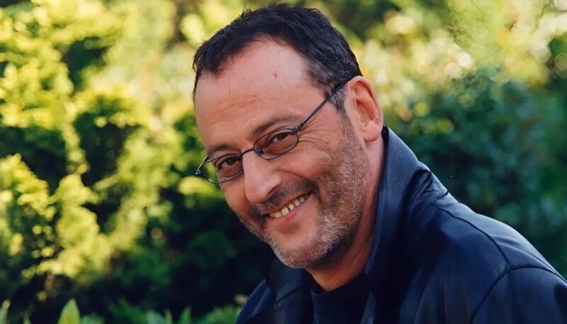 Z tego zdjęcia patrzy na nas znany europejski aktor, którego kariera rozkwitła dzięki twórczemu duetowi z reżyserem. Ich wspólne dzieła na stałe zapisały się w historii kina.