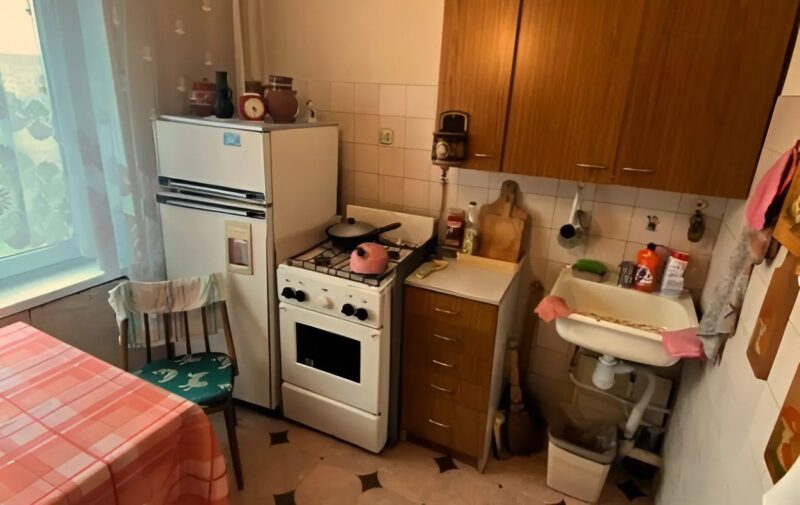 A férjemmel vettünk egy régi, 34 m²-es stúdiólakást, és teljesen átalakítottuk: íme a képek előtte/utána.
