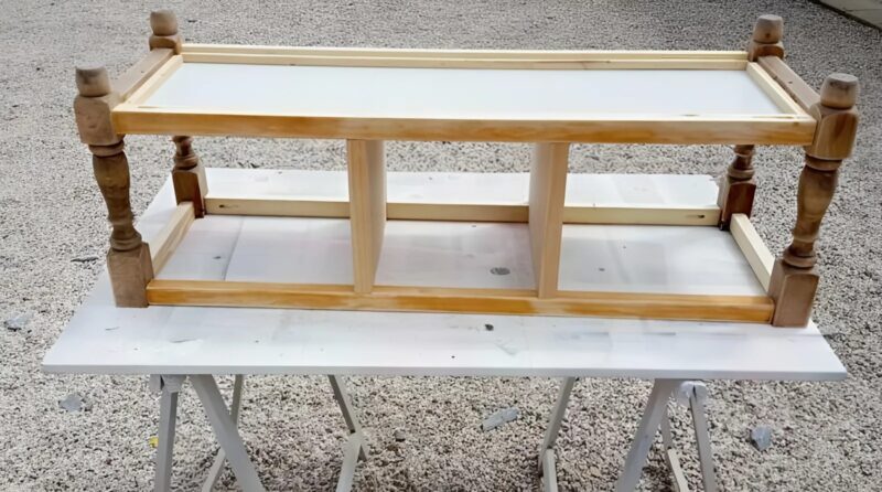 Nézzétek, hogyan alakítottam át ezt a régi asztalt egy gyönyörű paddá nyitott fiókokkal.