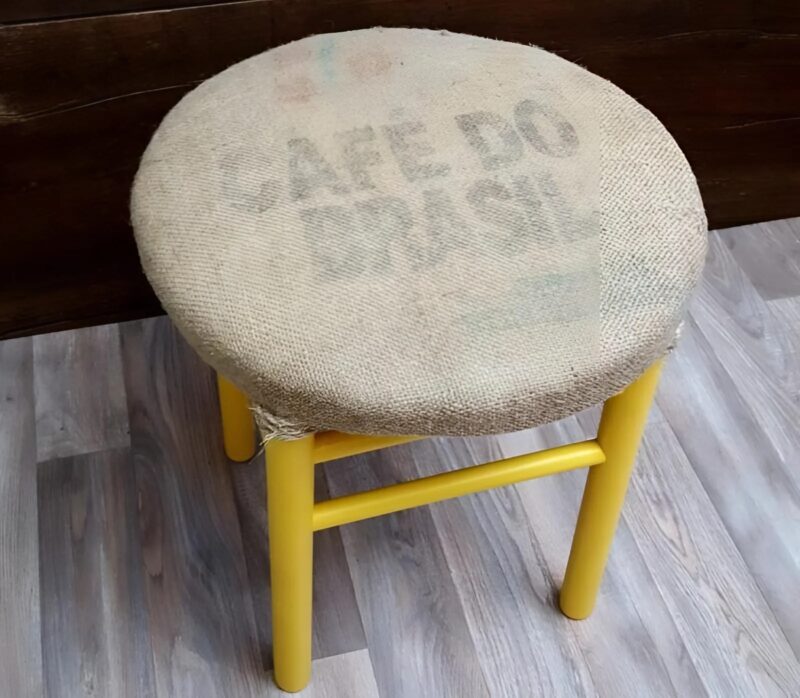 Egy régi, elfeledett zsámoly újjászületett egy kis festék, kreativitás és kávészsák segítségével. Most már a szoba éke lett, tele egyedi hangulattal!